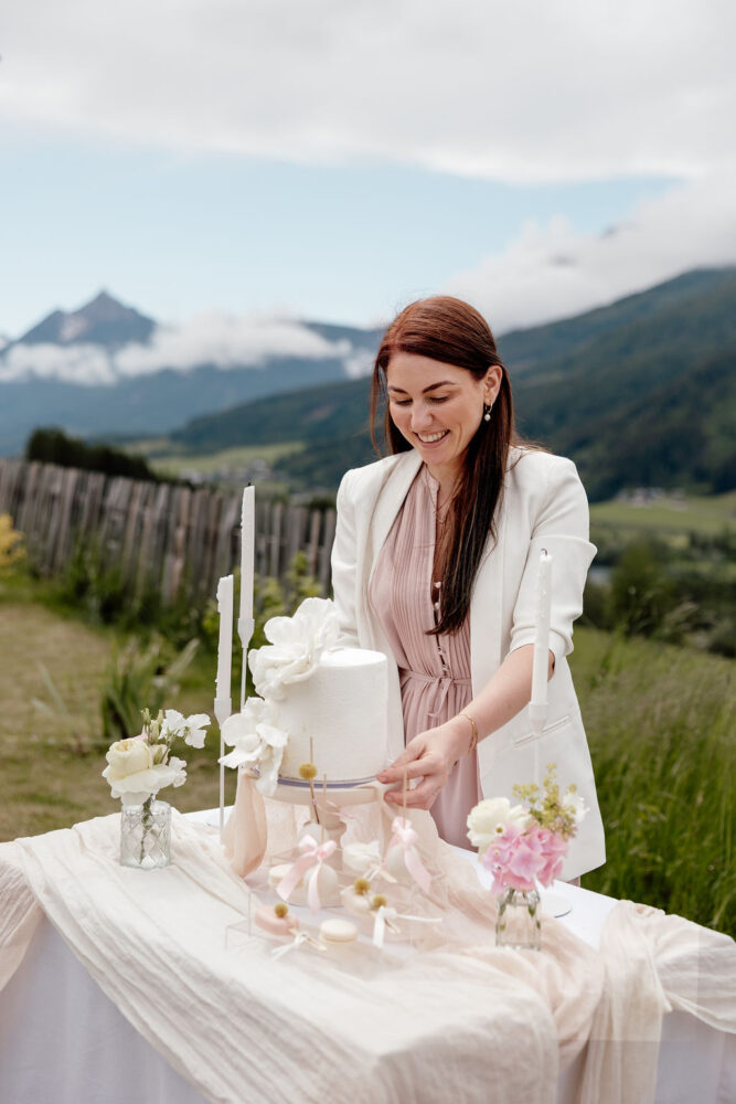 Heiraten in den Bergen mit Hochzeitsplaner und eleganter Hochzeitstorte